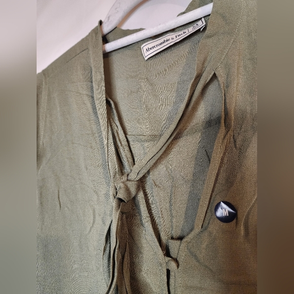 Abercrombie & Fitch Flutter Sleeve Top NWOT - Picture 4 of 8